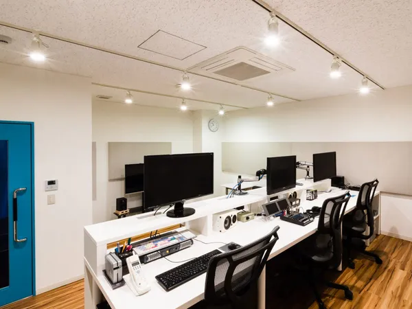 STUDIO YAKUMO の EDIT ルーム Cst